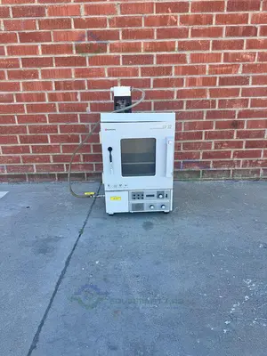 USED YAMATO DP32 VACUUM OVEN 250°C, 1 CU. FT. W/ KNF UN820.3FTP IP44 DIAPHRAGM PUMP