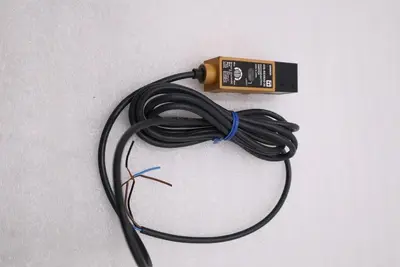 NEW NO BOX Omron E3S-RS30E42-30 Photoelectric Switch 12-24v-dc STOCK H1558A