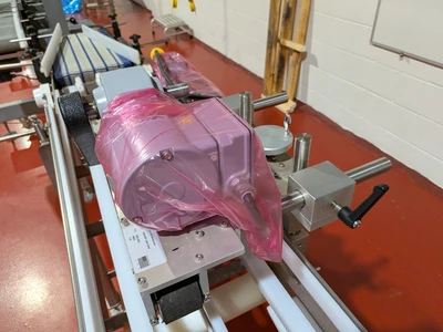 Universal Top and Bottom Label Applicator with Top-and-Bottom Transport Conveyor