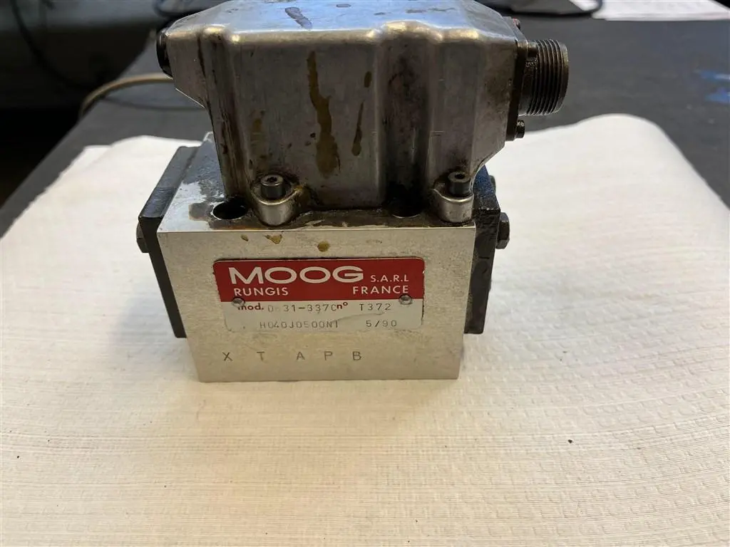 USED MOOG D631-337C SERVO CONTROL VALVE