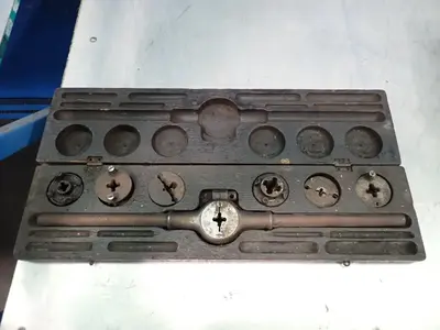 Wiley & Russell Mfg Tap And Die Set, Case