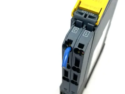 USED SIEMENS SIRIUS ADVANCED BASIC SAFETY RELAY BROKEN TERMINAL