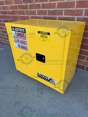 USED JUSTRITE 892320 FLAMMABLE LIQUID STORAGE CABINET 22 GALLON W/ SHELF, KEY