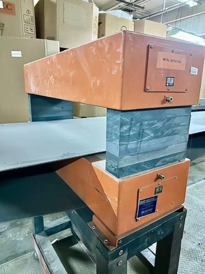 Flatbelt Conveyor With Eriez Metal Detector