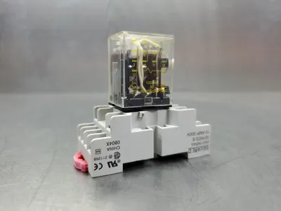 SQUARE D RSD4M1P14V53 Ser C Relay w/8501NR45 Base. 4E-35