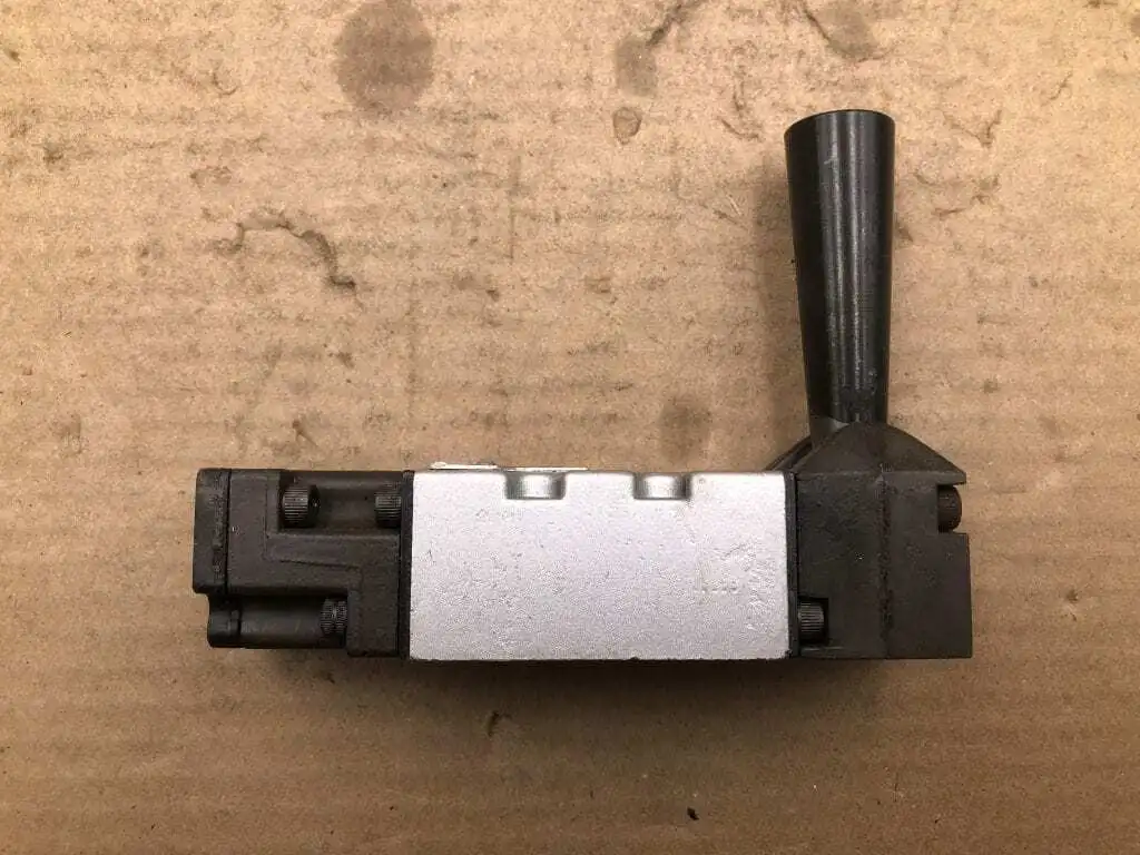 Schrader Bellows M204-246-21 4-Way, 2-Position Lever Operated Valve 1/4″ 5 Port