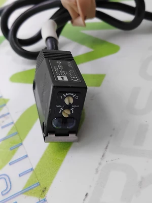 OMRON E3Z-T81-L AND E3Z-T81-D PHOTOELECTRIC SENSOR