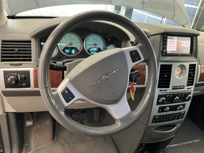 USED 2009 CHRYSLER TOWN AND COUNTRY