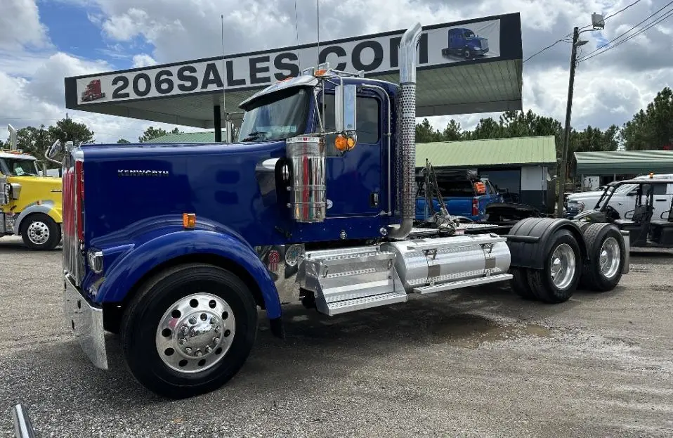 USED 2025 KENWORTH W900