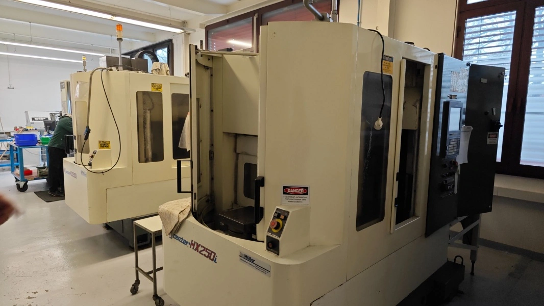 KITAMURA 4-axis Twin Pallet Horizontal Machining Centre, 2× in a lot, one machine working, other machine needs spindle refurb, price for pair