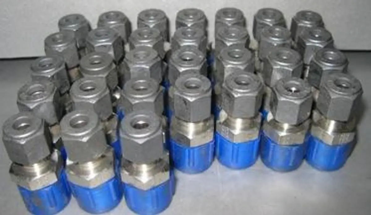 QTY. 31. PARKER &frac14;" X 3/8" 316. TUBE X MNPT....