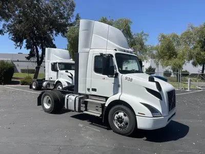 USED 2022 VOLVO VNR42T300