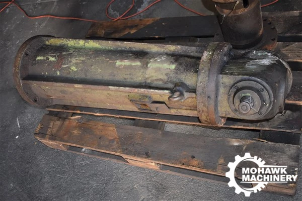 40 TAPER VERTICAL MILLING HEAD ATTACHMENT FOR A TABLE TYPE BORING MILL w/35” EXTENSION TUBE