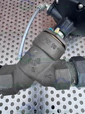 USED GEMU 554/32/D195 PNEUMATIC ANGLE SEAT GLOBE VALVE W/ 1 1/4" COMPRESSION FITTING