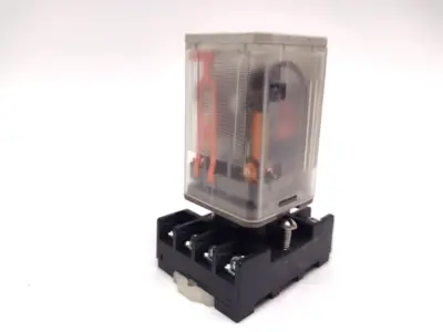 USED ALLEN-BRADLEY DIN RAIL MOUNT RELAY AND BASE