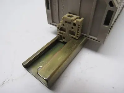 Weidmuller KSKM/32 1/4X1-1/4 Fuse Block Terminal Lot Of 12 With Mounting Rail