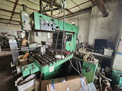 MAHO CNC Universal Mill, in working order, visible under power