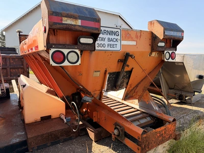 Used STAINLESS STEEL V-BOX SALTER WITH LIVE BOTTOM. _UNKNOWN_ Dry Spreaders Michigan US | Miedema Asset Management Group #1320838