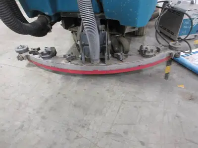 TENNANT 5680 FLOOR SCRUBBER