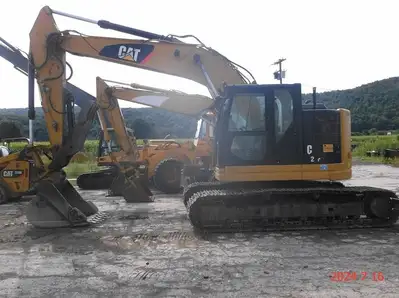Used 2017 CATERPILLAR 325FLCR Crawler Excavators New York US | Beck Equipment #1509283