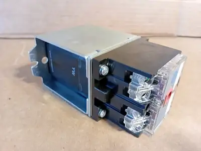 Used ALLEN-BRADLEY 700DC-P400Z24 Misc Electrical & Power Parts British Columbia CA | Lenmark #1438846