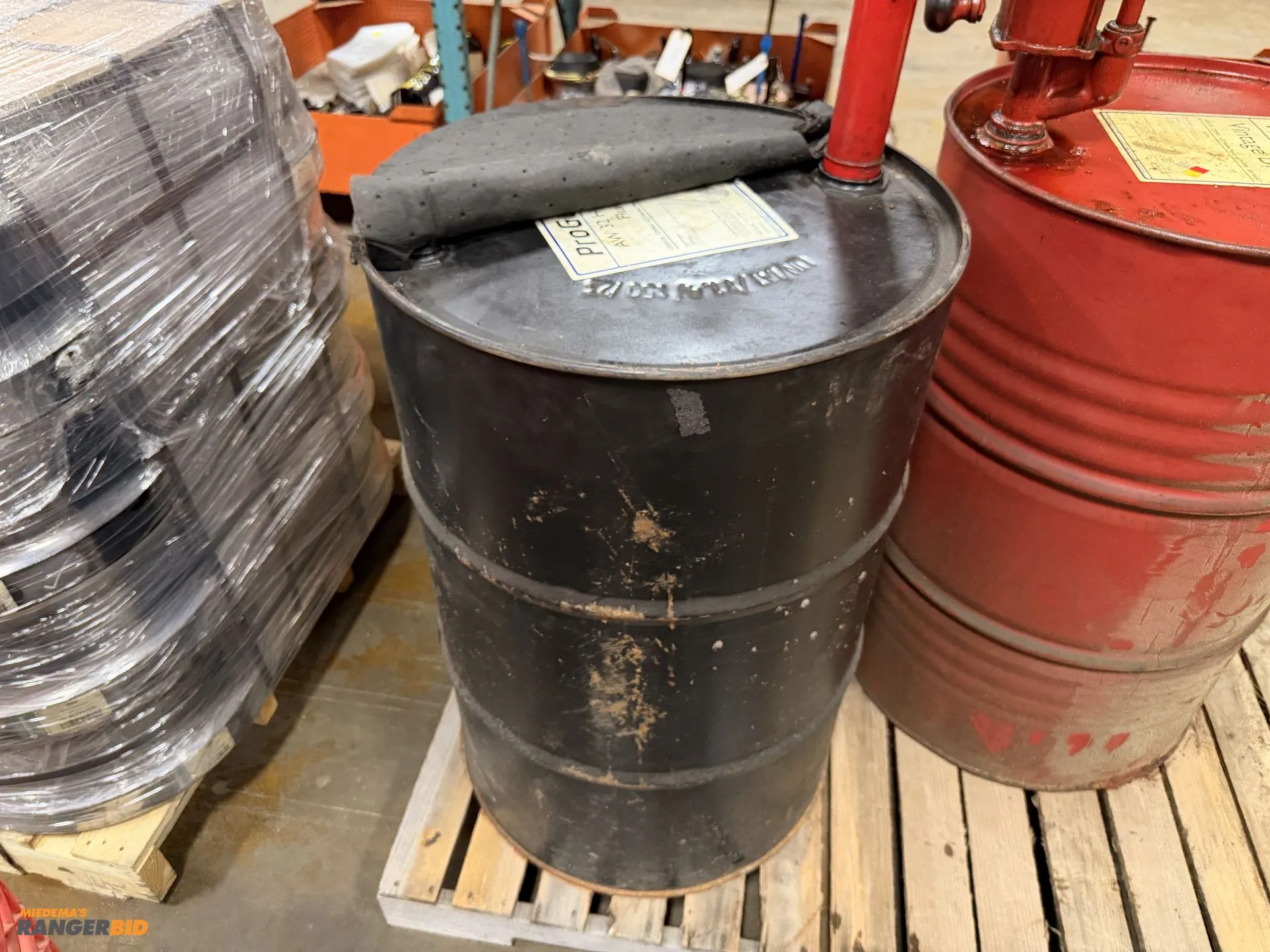 Used PROGUARD AW 32 HYDRAULIC FLUID WITH HAND PUMP Miscellaneous MRO Michigan US | Miedema Asset Management Group #1410892