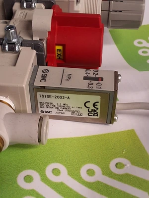 SMC FILTER REGULATOR AW20-02E-B W/ PRESSURE RELEASE VALVE AND PRESSURE SWITCH