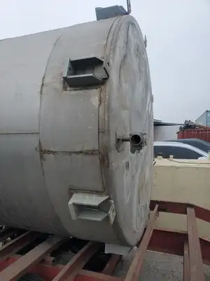 USED 1900 2800 GALLON STAINLESS STEEL TANK