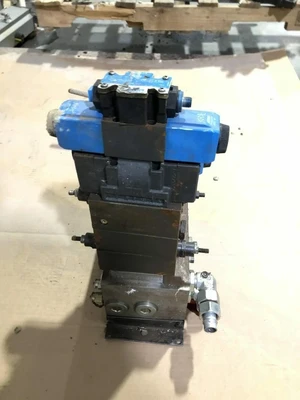 Hydraulic 5 Valve Manifold w/ 2 Vickers DG4V-3-33C-M-FPM4WL-D7-HL7-60-EN623