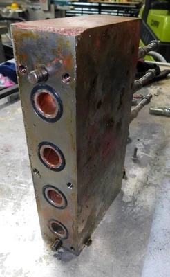 USED FOUR PISTON  HEATED HOT POUR FILLER 4 PISTON HOT POUR