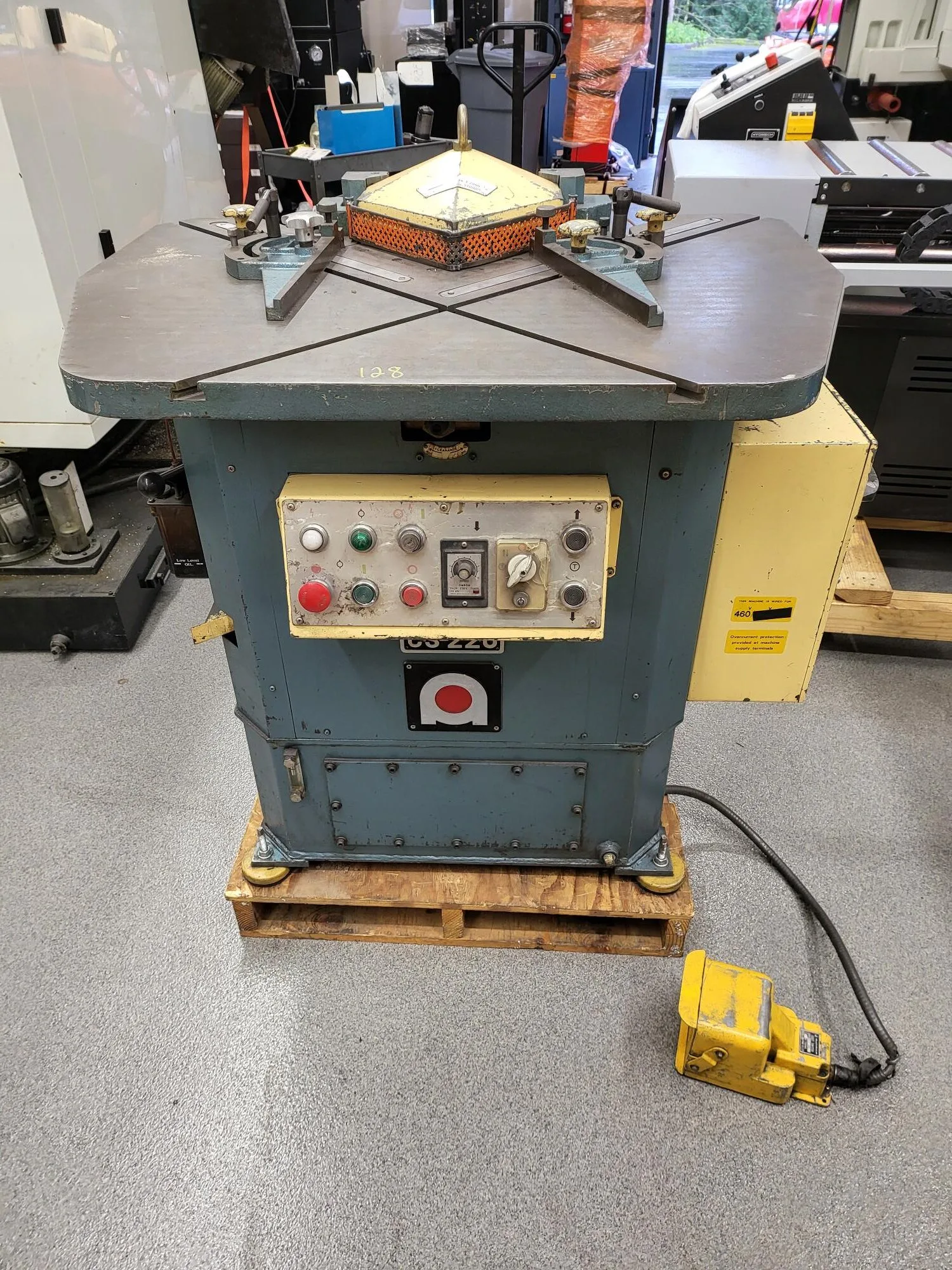 Amada CS-220 Corner Notcher 8-5/8″ X 8-5/8″ Max Notch