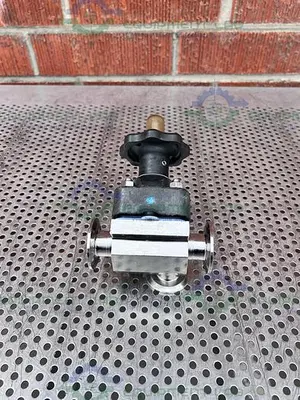 USED ITT PURE FLO 3-WAY 1-316L-RA20MAX-CWP150 DIAPHRAGM VALVE W/ 1" SANITARY FITTING
