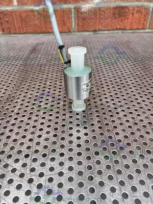 USED AMERSHAM PHARMACIA FCP10-A7 AIR SENSOR FLOW CELL ID 10MM/TC25MM