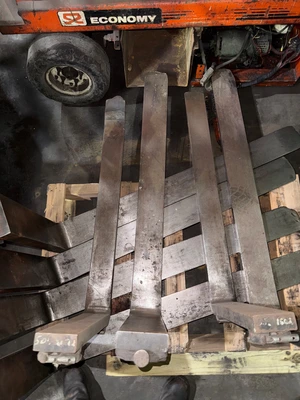 Used _UNKNOWN_ _UNKNOWN_ Pallet Forks Illinois US | Aucto #1437222