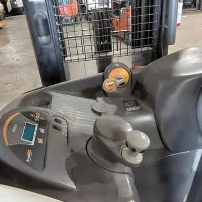 USED 2018 CROWN RR5725-45