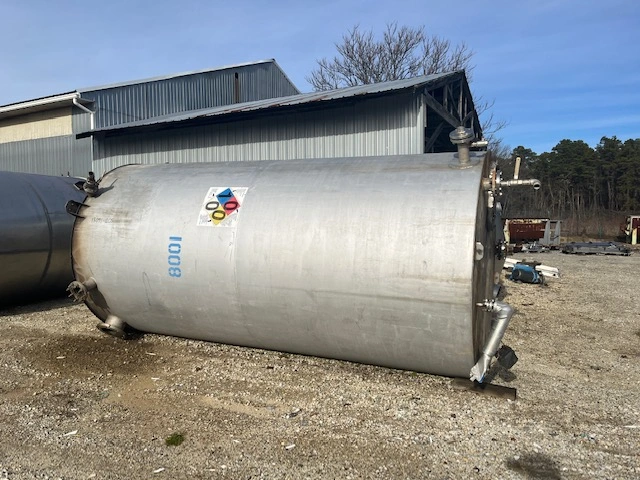 Used approximately 4000 gallon vertical T304 stainless steel tank
