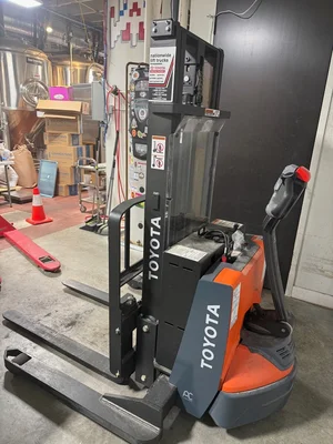 Toyota Walkie Pallet Stacker Model: 8BW513 GREAT CONDITION!