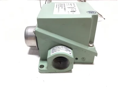 Raychem AMC-1B Line-Sensing Mechanical Thermostat 22Amps 480Vac Nema 4X