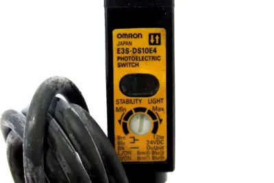 LOT OF 2 NEW OMRON E3S-DS10E4 PHOTOELECTRIC SWITCHES E3SDS10E4