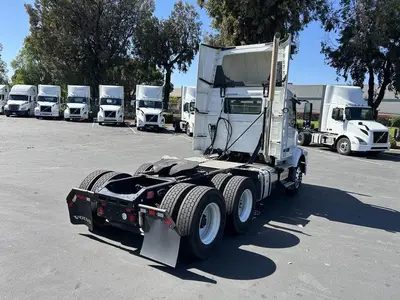 USED 2015 VOLVO VNM64T200
