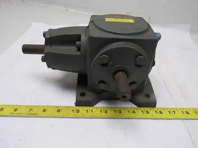 Boston Gear R137-CM1 Gear Reducer 1:1 Ratio 1750 input/output RPM, Right Angle