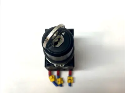 USED SIEMENS 3-POSITION LATCHING KEY SWITCH