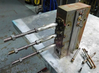 USED FOUR PISTON  HEATED HOT POUR FILLER 4 PISTON HOT POUR