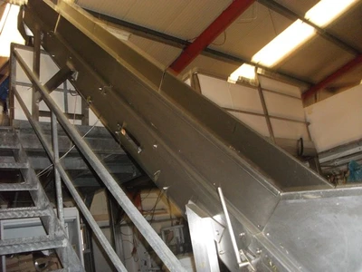 Flighted Flat Belt Conveyor aprox 400 mm x 4600mm long
