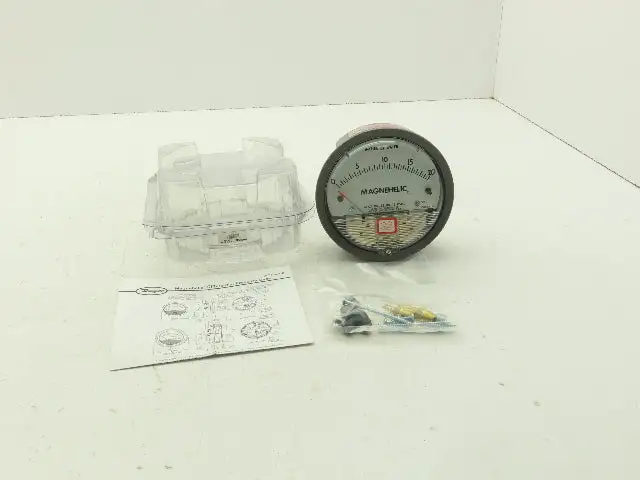 Dwyer Magnehelic WO3Z Differential Pressure Gauge Two 1/8" NPT Plugs 0-20" H20