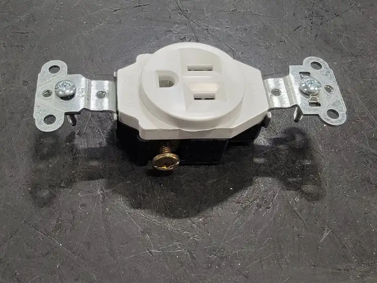 New | in-Stock PASS & SEYMOUR 5251-W Switchgears British Columbia CA | Lenmark #244588