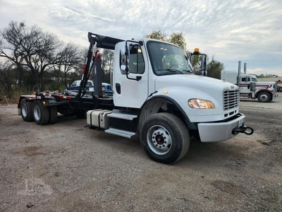 Used 2015 FREIGHTLINER BUSINESS CLASS M2 112 Hooklifts & Roll-Offs Texas US | Roll Off Truck World #1491753