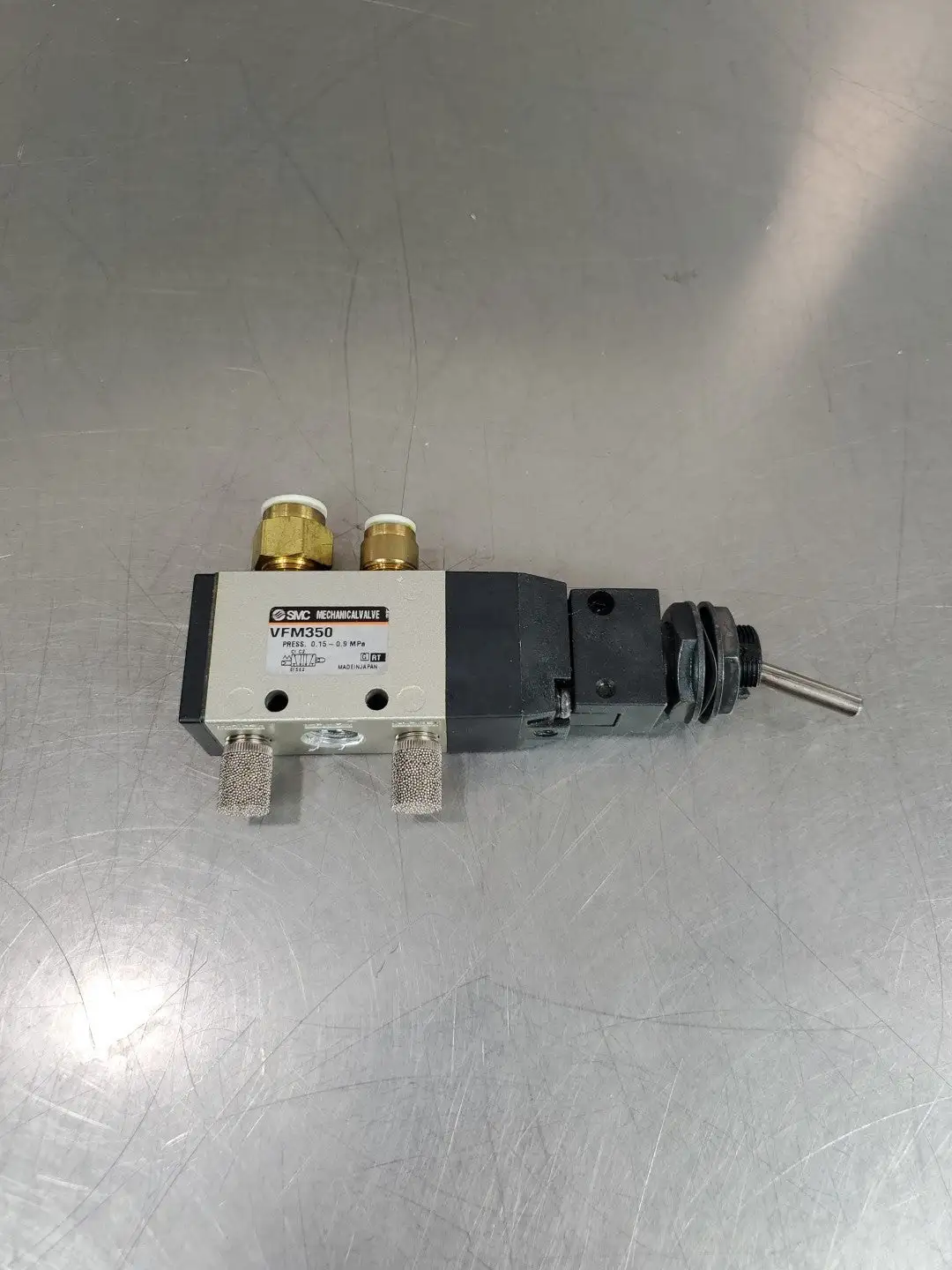 SMC VFM350 PNEUMATIC MECHANICAL VALVE, Press 0.15~0.9MPa. 6E-9