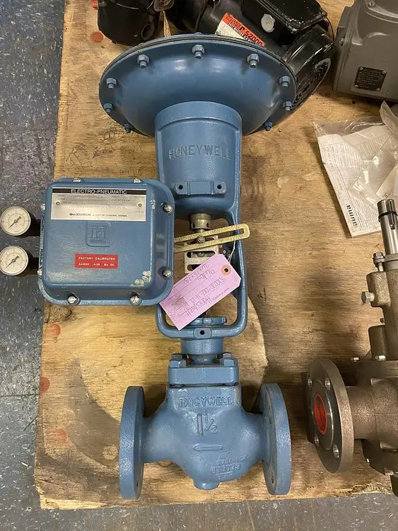 New | in-Stock HONEYWELL 859105-1D20-1A1-19-PDE1-AAA Solenoid Valves Ohio US | Surplus Asset Holdings #1226252