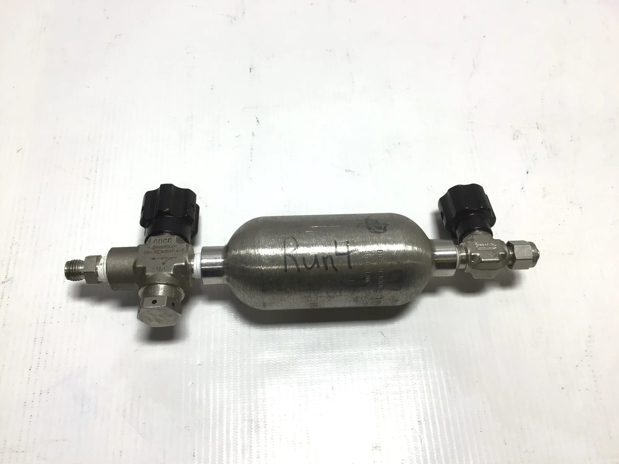 Swagelok 304L-HDF4-150 – DOT-3E 1800 Stainless Steel Double-Ended Cylinder